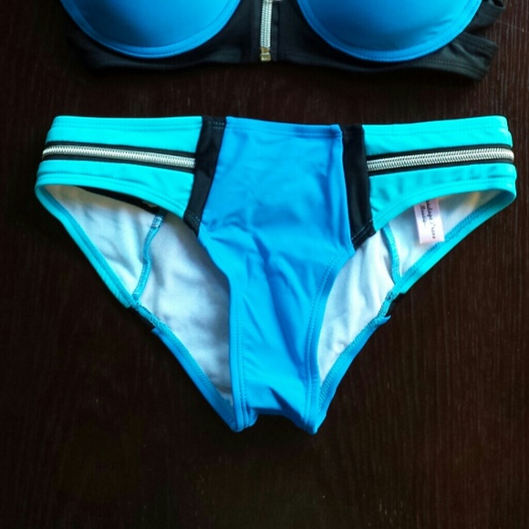 Bikini - Picture 3 of 4