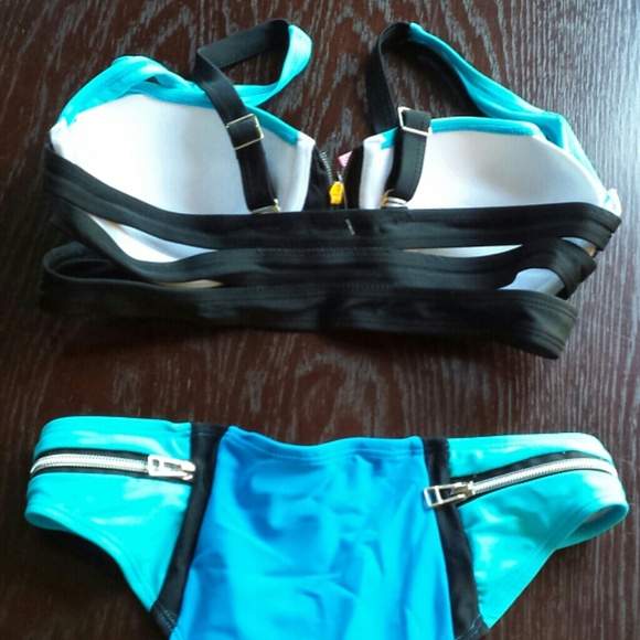 Bikini - Picture 4 of 4