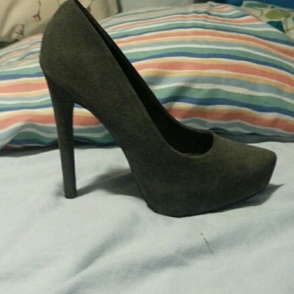 Gray pumps
