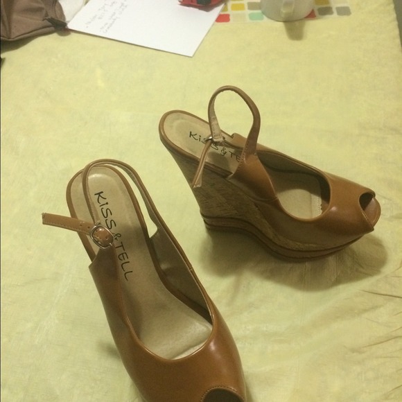 Kiss & Tell Wedges