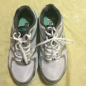 Women perform fit shoes