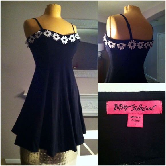 Betsey Johnson Dresses & Skirts - 💀Betsey Johnson💀 daisy chain skater dress