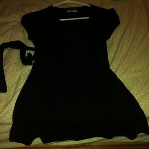 Black v-neck short sleeve top with tie ⚫️