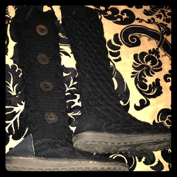 Black sweater boots with buttons