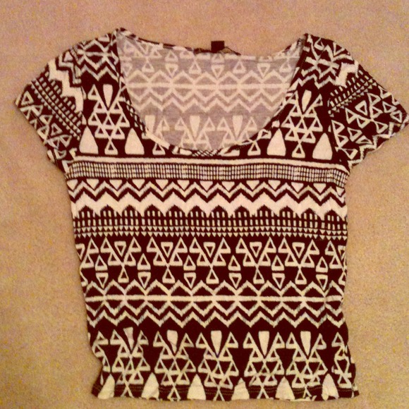 Black and white crop top with design
