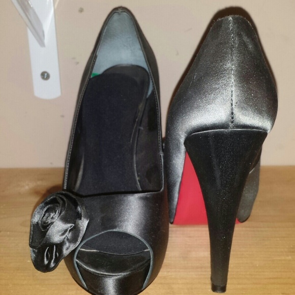 Very pretty heels. - Picture 2 of 4