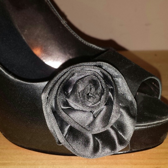 Very pretty heels. - Picture 3 of 4