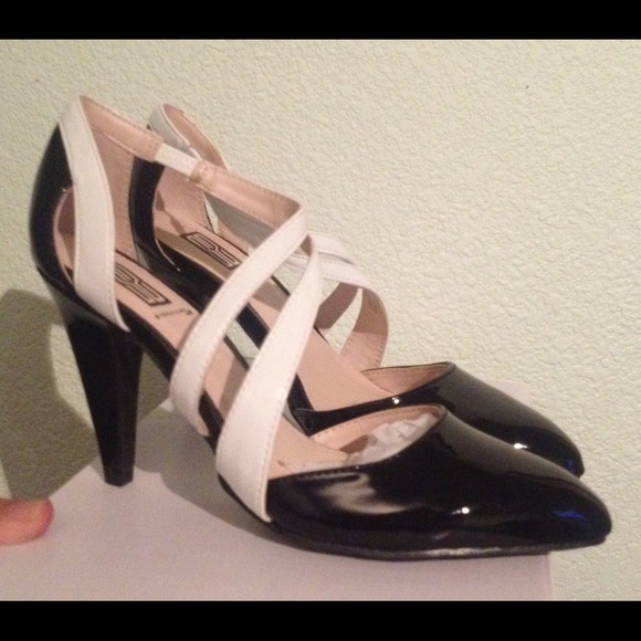 Black and White pumps. ❤️ FOR VANESSA❤️