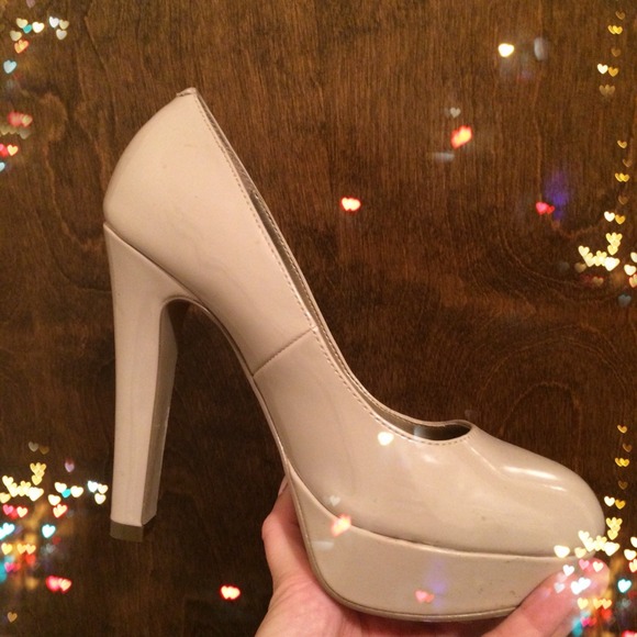 Guess beige pumps