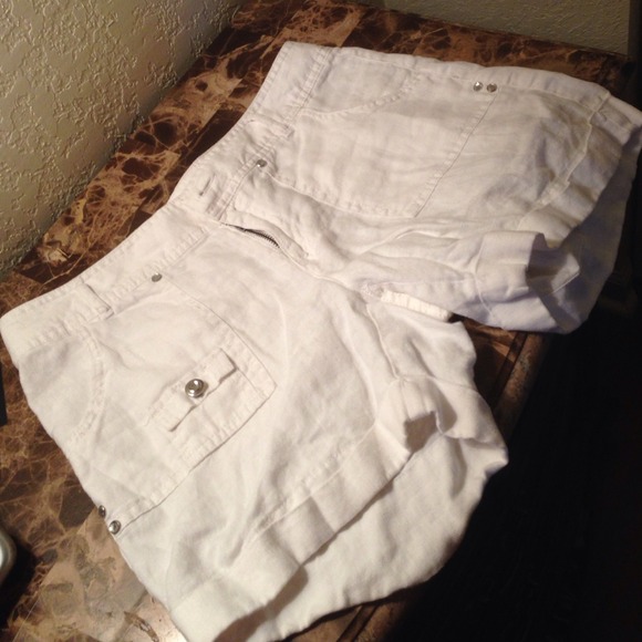 White INC SHORT