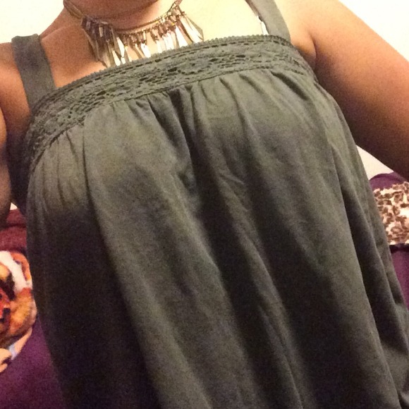 Nice forest green crop top - Picture 2 of 2