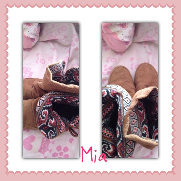 Mia moccasin boot size. 4
