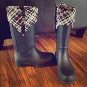 Croc rain boots!! Like new!!