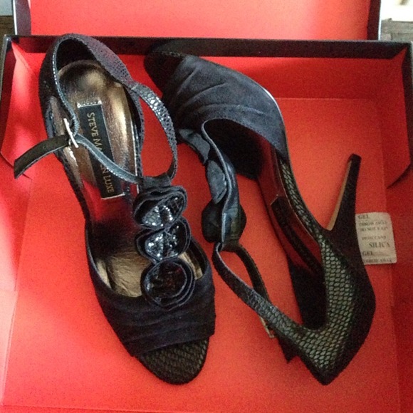 NIB!! Steve Madden black suede pumps