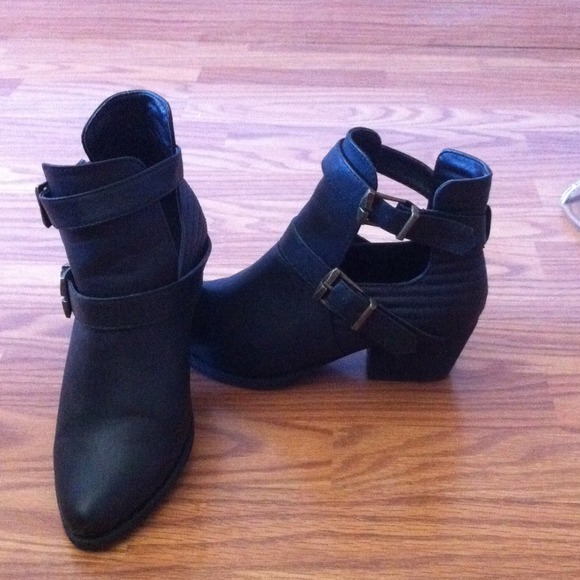 🎉REDUCED!!🎉Black ankle booties