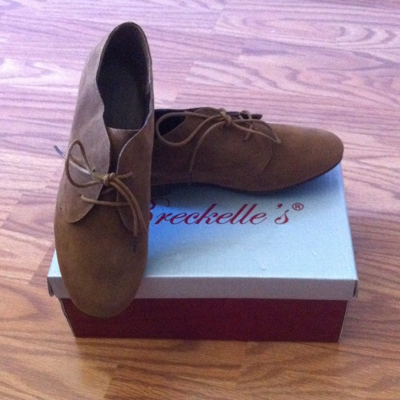 Tan Oxford shoes