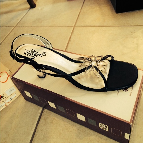 Ladies Unique Sandal - size 9/10