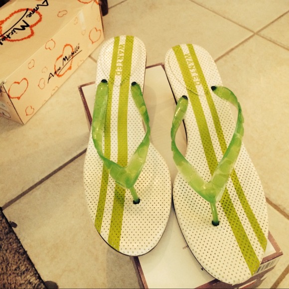 Kitten heeled sandals /thongs - size 9/10
