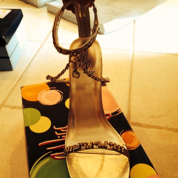 Gold/bronze jeweled heels. Size 9/10 Gorgeous. New