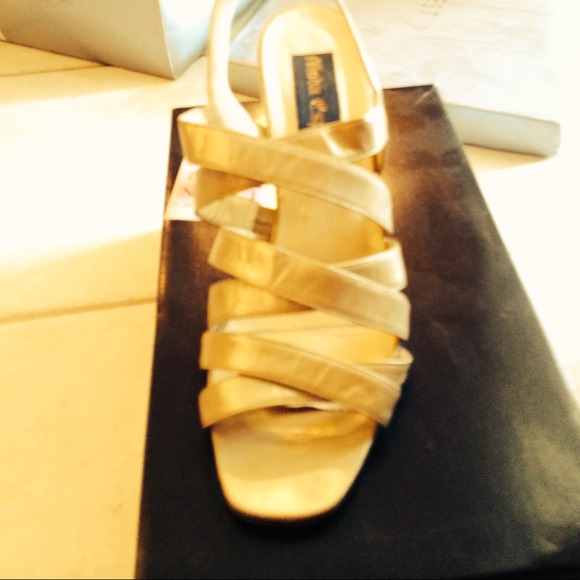 Size 8 strappy sandal - gold