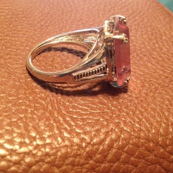 Beautiful Ring - Picture 2 of 3