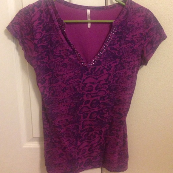 V neck short sleeve top from Rue 21