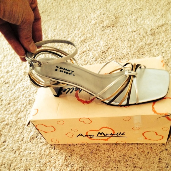 8.5. Sandal - strappy gold, bronze & silver . NIB