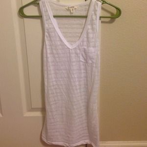 Energie V-neck tank with pocket.