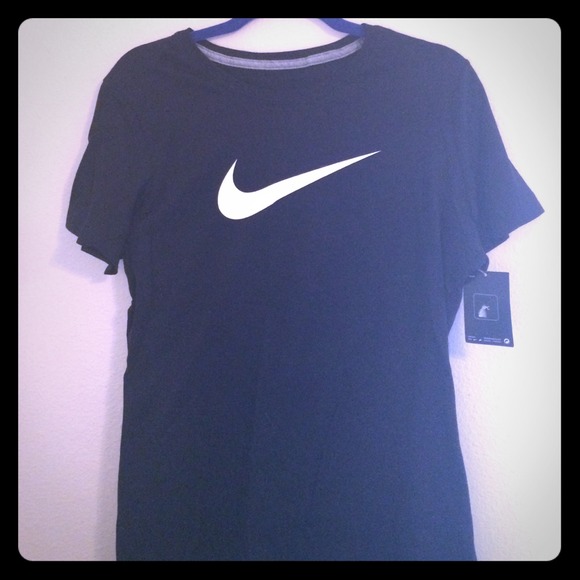 SALE! NIKE black tshirt NWT