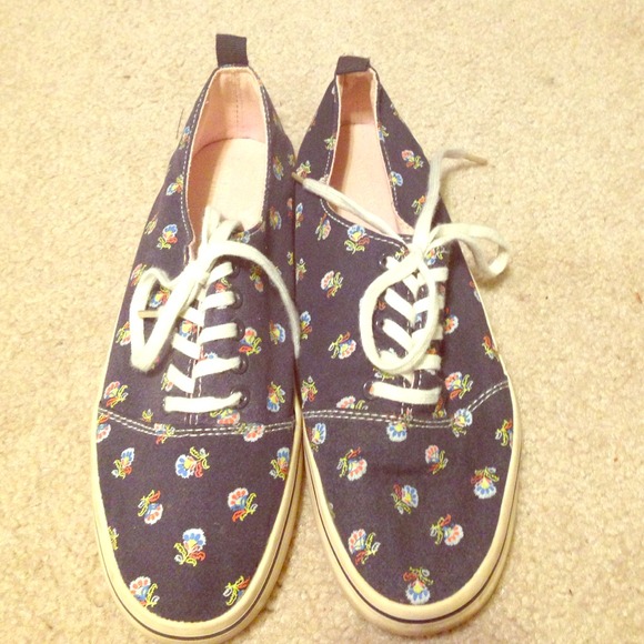 American Eagle Floral Sneakers!