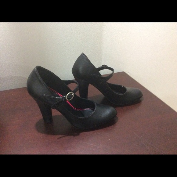 FIONI Black Heels