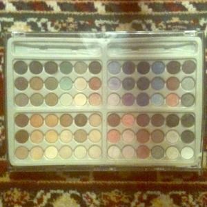 Eye shadow palette