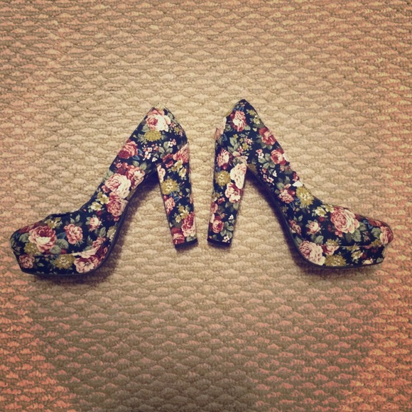 Floral pumps.
