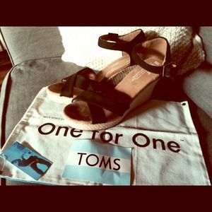 💯 Toms wedges color black worn once 😍