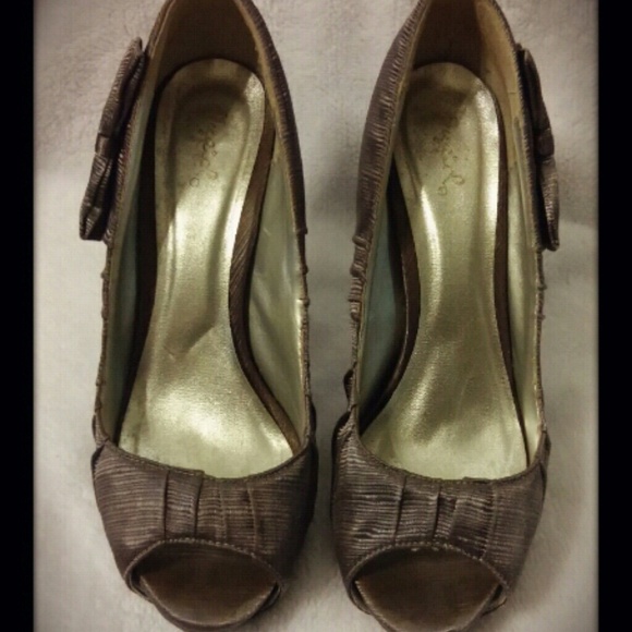 Metallic lavender, peep-toe platform pumps - Picture 2 of 4