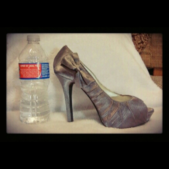 Metallic lavender, peep-toe platform pumps - Picture 3 of 4
