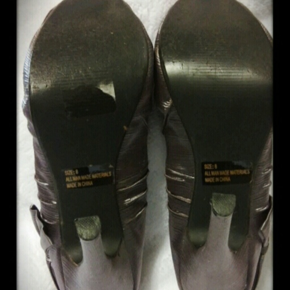 Metallic lavender, peep-toe platform pumps - Picture 4 of 4