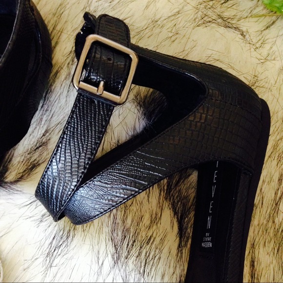 Steve Madden Black and White Flats - Picture 2 of 4