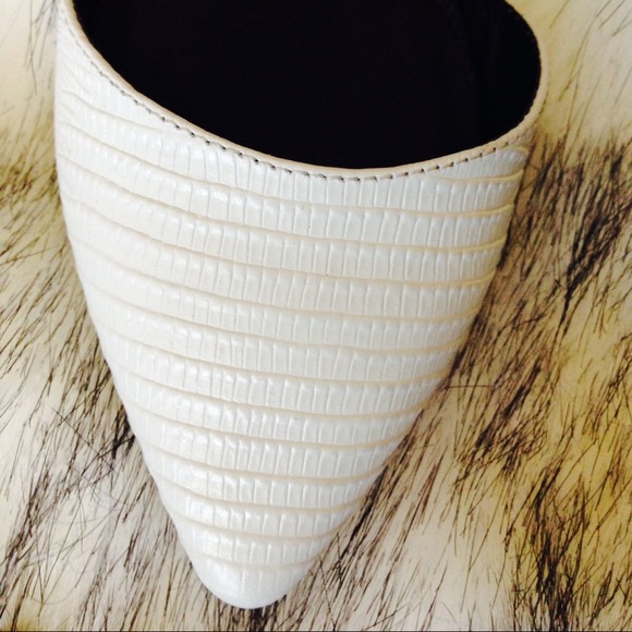 Steve Madden Black and White Flats - Picture 3 of 4