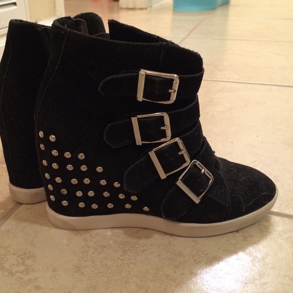 Selling these buckle & stud boots.