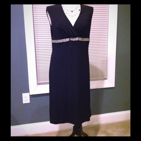 SOLD IN BUNDLE ♦️SLEEVELESS BLACK RAYON EMPIRE