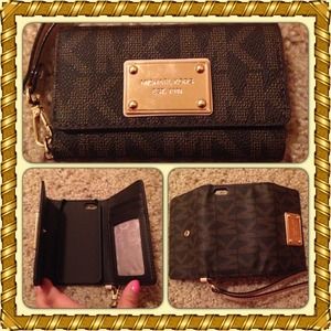 🎉 Michael Kors Electronics Phone Wristlet🎉