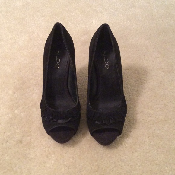 Aldo size 6 black peep toe pumps!