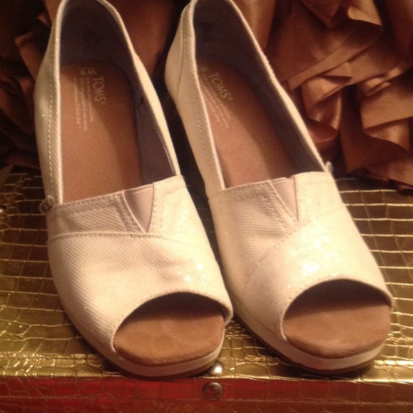 Good Condition White Glitter Toms!