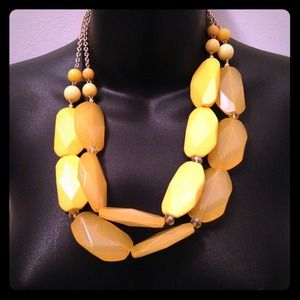 chunky funky yellow necklace 👸🔆 It POPS!!
