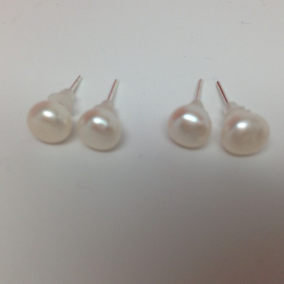 🌹 two pairs of real pearl mini earrigs🌹