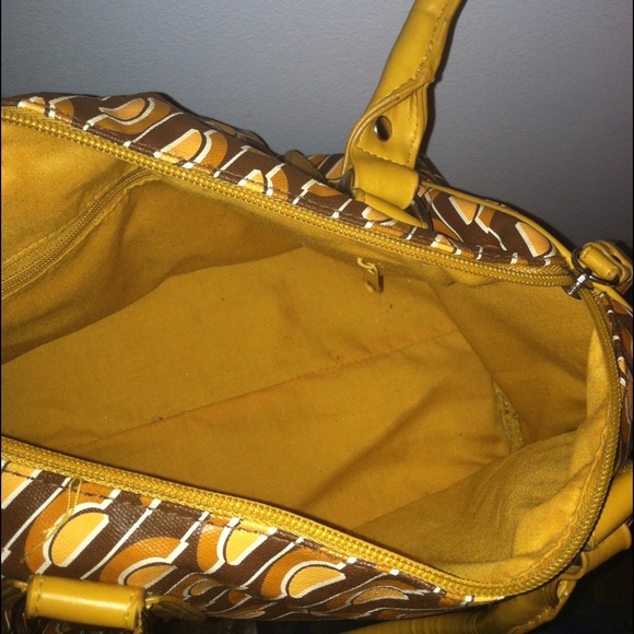 Stylish And Trendy Bucket Bag - Picture 3 of 3