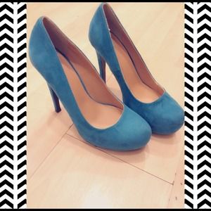 Blue pumps