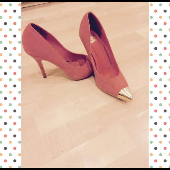 Light pink suede pump with gold tip