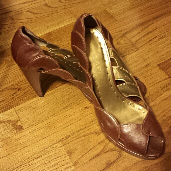 BCBG cognac leather pumps